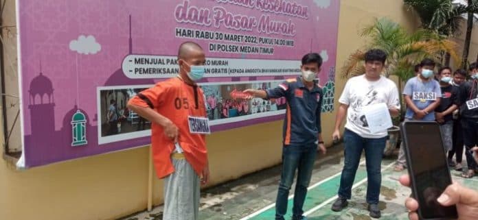 ini_21_adegan_rekonstruksi_pembunuhan_pekerja_depot_air_di_medan