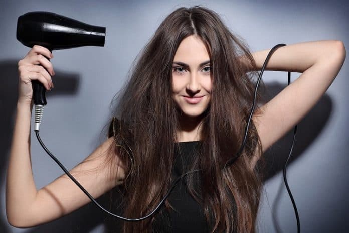 ini_7_cara_merawat_rambut_kering_tanpa_ke_salon