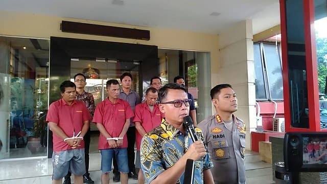 ini_alasan_tiga_orang_pria_bakar_mobil_wartawan