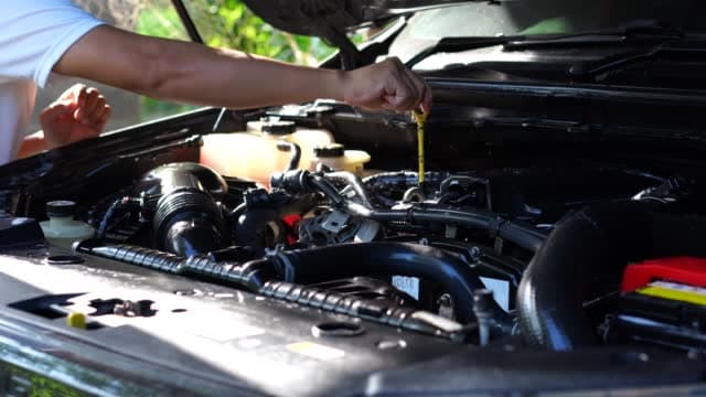 ini_alasannya_mengapa_harus_memeriksa_dipstick_oli_mobil_saat_mesin_dingin