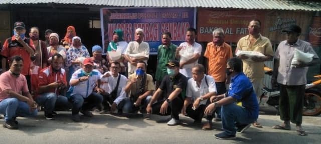 ini_baru_wartawan_bantu_17_ton_beras_untuk_warga_kurang_mampu