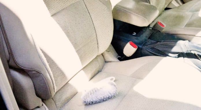 ini_caranya_membersihkan_jok_kain_di_interior_mobil
