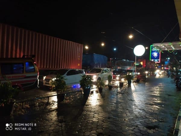ini_cerita_penumpang_angkot_ketika_terjebak_macet_di_jalan_medan_siantar