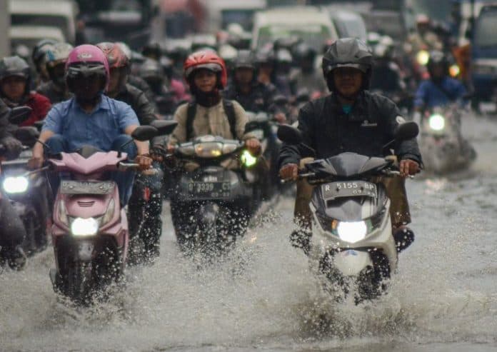 ini_efek_buruk_jika_oli_mesin_tercampur_air_akibat_motor_terobos_banjir