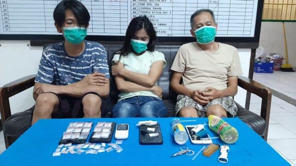 ini_sepasang_kekasih_dan_satu_pria_yang_ditangkap_dari_jalan_melanthon_gang_pd_berikut_barang_buktinya