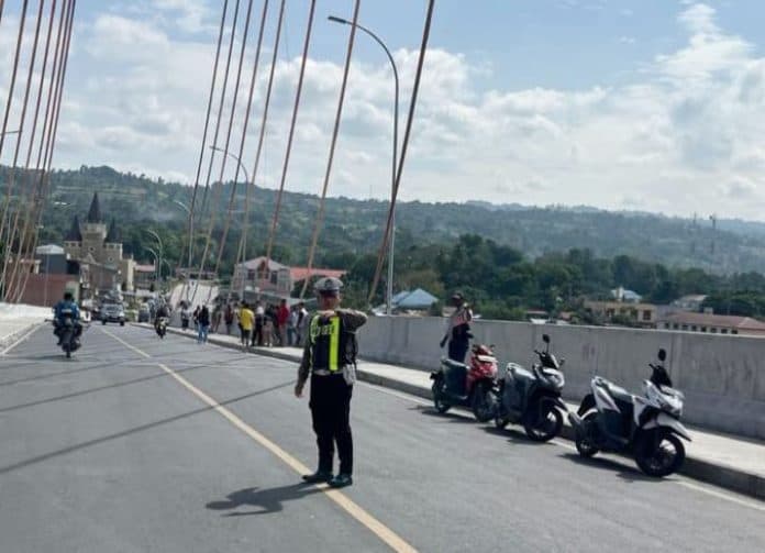 ini_yang_dilakukan_polres_samosir_antisipasi_kemacetan_di_jembatan_tano_ponggol
