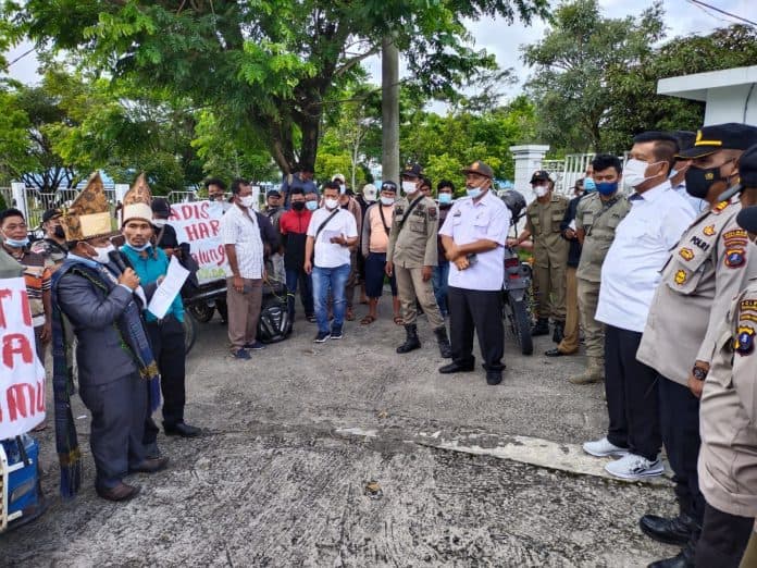 ipar_gelar_aksi_pertanyakan_program_kartu_sikerja_bupati_simalungun