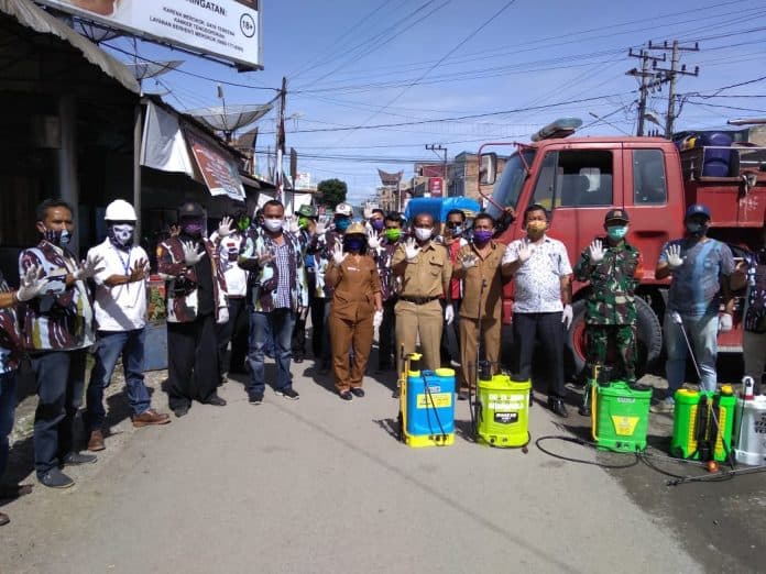 ipk_toba_gandeng_pt_tpl_semprotkan_disinfektan_di_5_kelurahan_dan_desa_di_laguboti