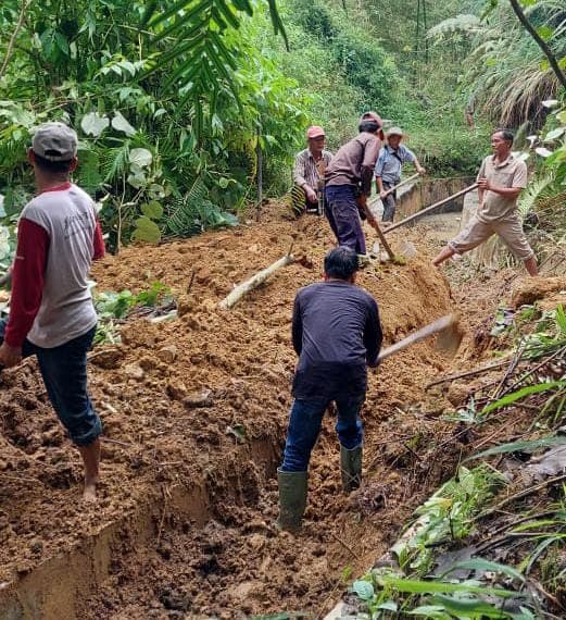 irigasi_tertutup_longsor_warga_pakalan_buntu_gotong_royong