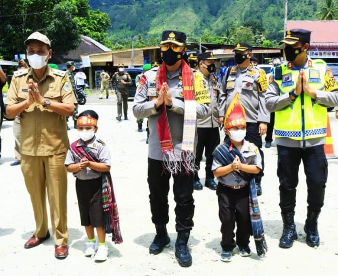 irwasum_polri_dan_kapoldasu_tinjau_posyan_ops_ketupat_di_samosir