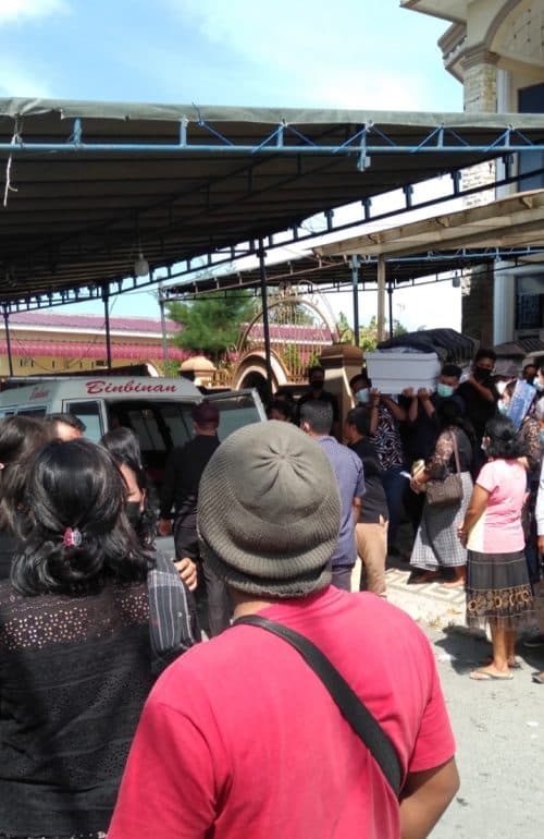 isak_tangis_iringi_pemakaman_jenazah_ibu_dan_anak_kembarnya_selamat_jalan_rista