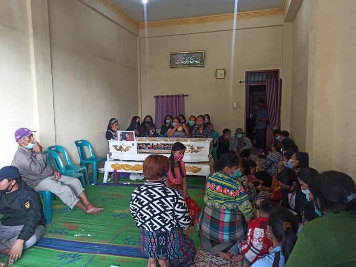 isak_tangis_pecah_saat_jenazah_veranika_saragih_tiba_di_rumah_duka