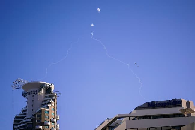 israel_tembak_jatuh_2_roket_dari_lebanon_disaat_menlu_as_kunjungi_tel_aviv