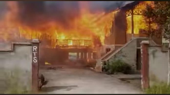 istana_kerajaan_negeri_padang_tebing_tinggi_terbakar_dikabarkan_seorang_bocah_menjadi_korban