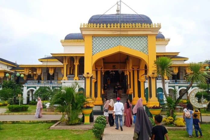 istana_maimun_destinasi_wisata_historis_perpaduan_arsitektur_islam_melayu_dan_eropa