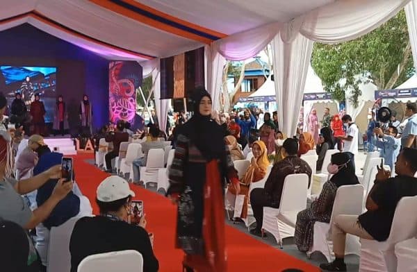 istri_bupati_batu_bara_jajal_catwalk_fashion_show_festival_bank_indonesia_siantar