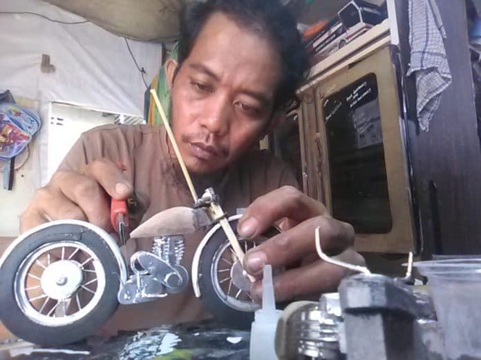 iyong_ciptakan_350_unit_miniatur_becak_siantar