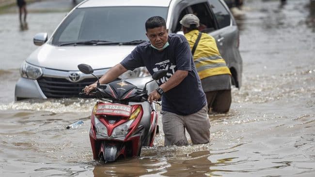 jabodetabek_dikepun_banjir_92_rt_di_jakarta_terendam_hingga_warga_harus_mengungsi