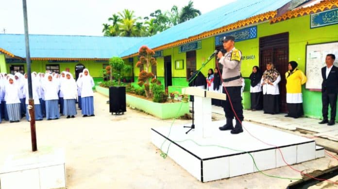 jadi_inspektur_upacara_personel_polsek_labuhan_ruku_ingatkan_bahaya_pergaulan_bebas_dan_narkoba