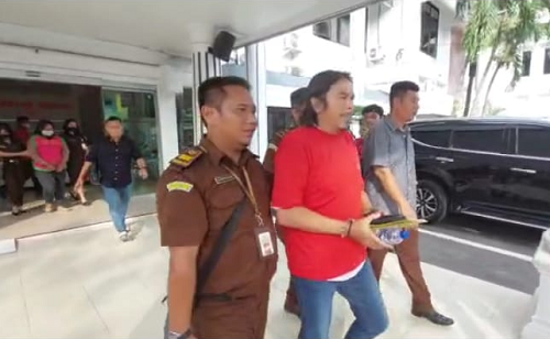 jadi_tersangka_korupsi_rp19_m_mantan_kepala_unit_bri_amplas_dan_cs_ditahan