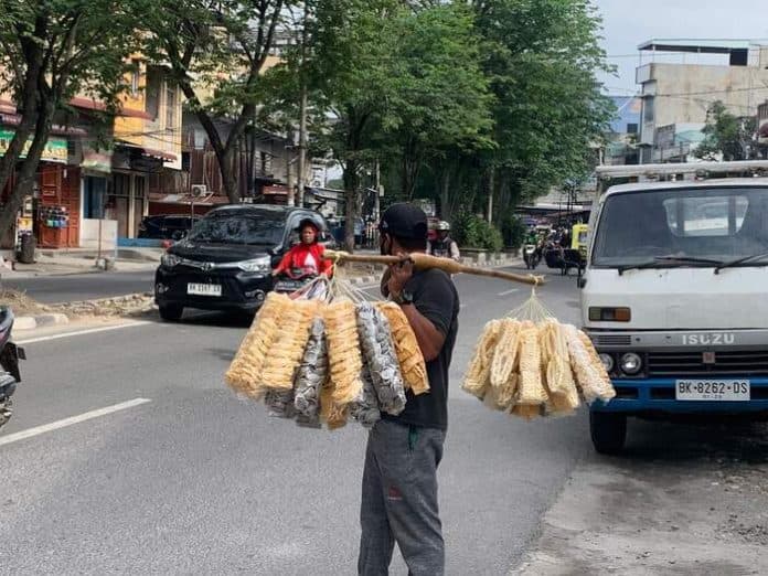 jadi_tulang_punggung_keluarga_penjual_kerupuk_ini_tekun_jalan_kaki_di_4_kecamatan