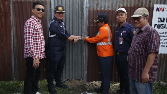 jaga_aset_rumah_perusahaan_di_stasiun_siantar_ditertibkan_pt_kai_divre_i_sumut