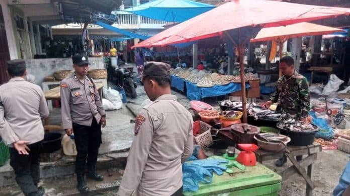 jaga_keamanan_dan_ketertiban_personel_polsek_palipi_tni_patroli_di_pasar_tradisional_mogang