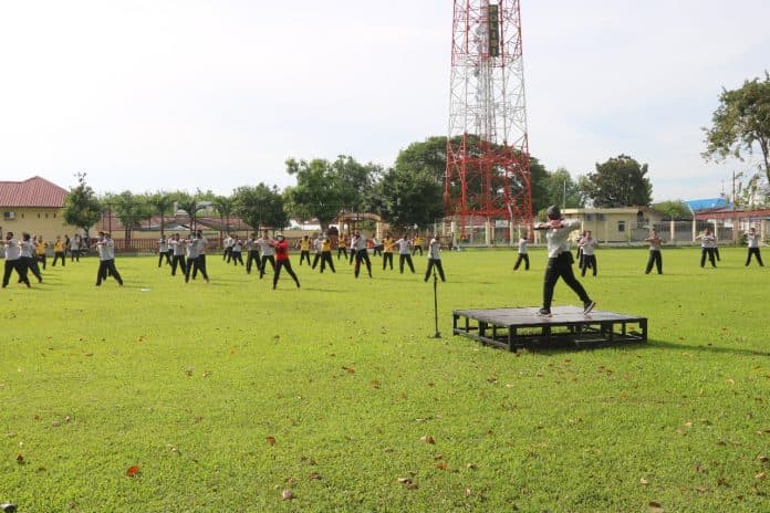 jaga_kebugaran_personel_polresta_deli_serdang_rutin_senam_bersama