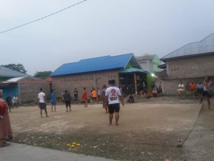 jaga_kebugaran_warga_jalan_bukit_batu_ganjang_rutin_olahraga_voli