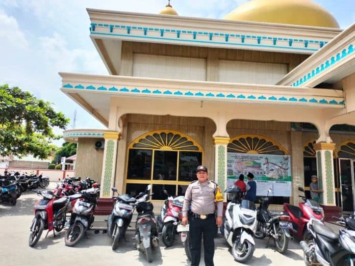 jaga_kekhusyukan_shalat_jumat_personel_polres_batu_bara_disebar_ke_berbagai_masjid
