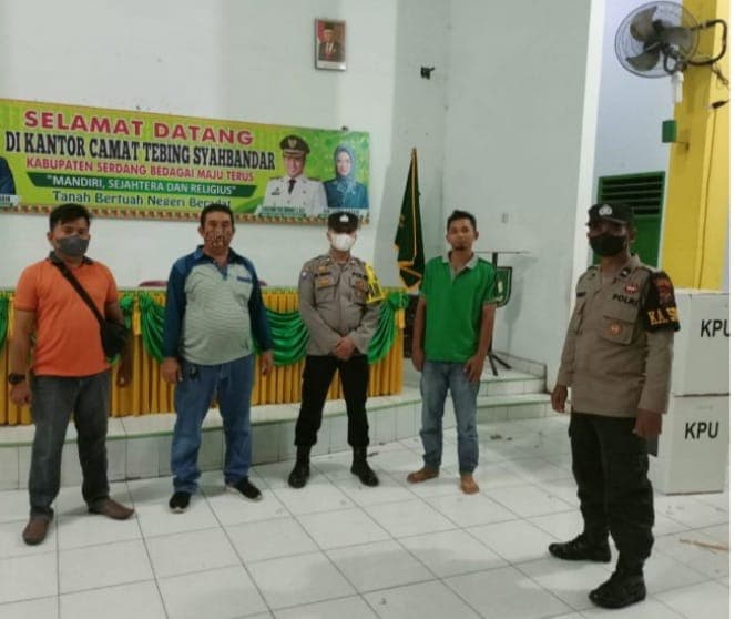 jaga_kertas_suara_jelang_pilkades_personil_polsek_tebing_tinggi_rutin_patroli