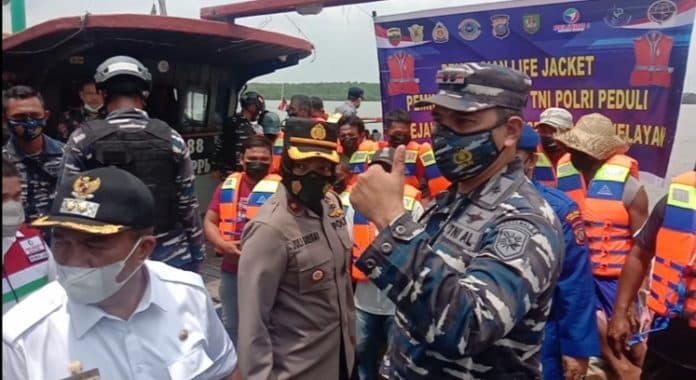 jaga_keselamatan_di_laut_danlanal_tba_bagikan_life_jacket_kepada_nelayan