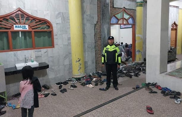 jaga_kondusifitas_tarawih_polsek_parapat_siaga_di_areal_masjid_raya_taqwa
