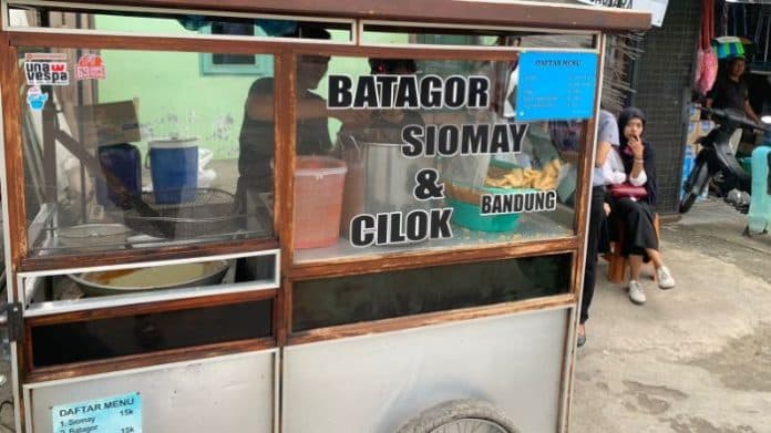 jajanan_khas_bandung_jadi_andalan_mahasiswa_umsu