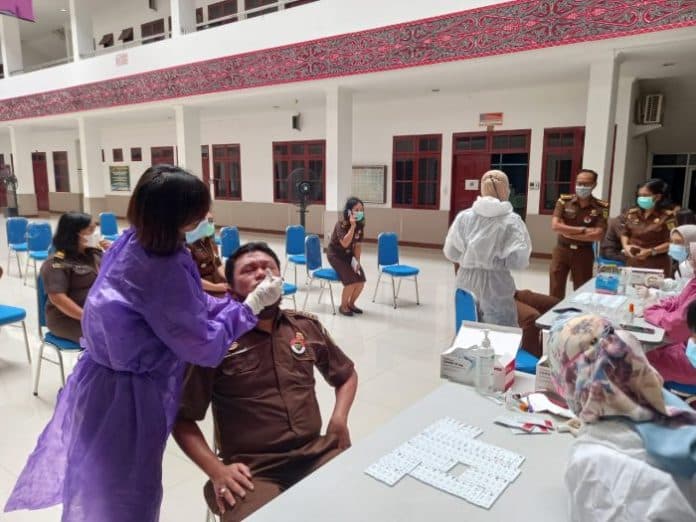 jaksa_hingga_pegawai_kejati_sumut_kembali_lakukan_rapid_antigen_covid_19