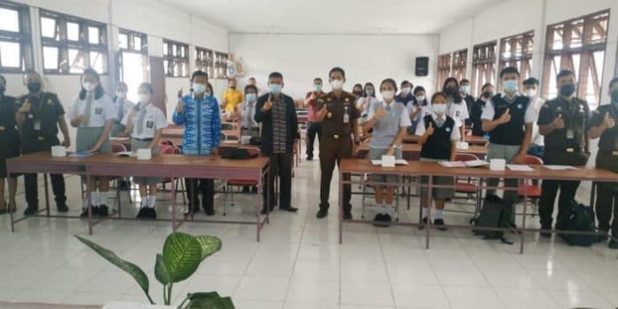 jaksa_masuk_sekolah_kejari_samosir_berikan_penyuluhan_hukum_di_sman_1_pangururan