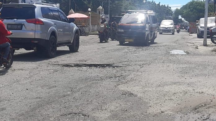 jalan_ade_irma_rusak_parah_kadis_bina_marga_perbaikan_akan_dikerjakan_pt_waskita_karya