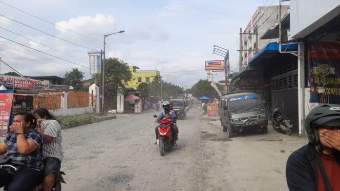 jalan_ade_irma_siantar_belum_juga_diaspal_debu_bertebaran