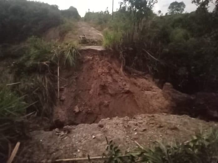 jalan_amblas_35_kk_di_desa_parbuluan_dairi_terisolir