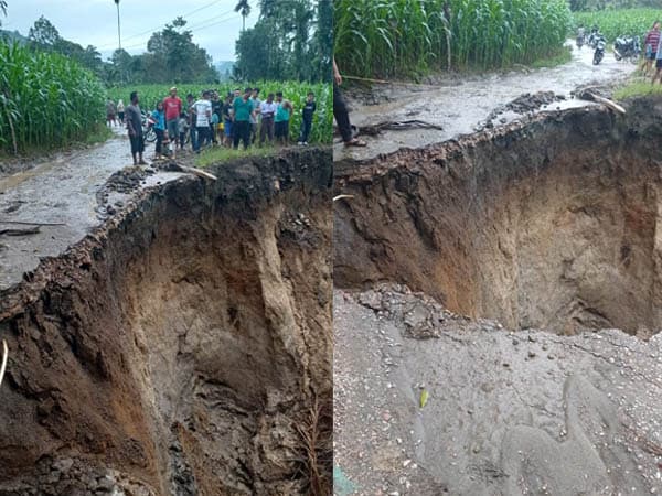 jalan_amblas_di_desa_sarintonu_akses_sementara_dengan_jembatan_batang_kelapa