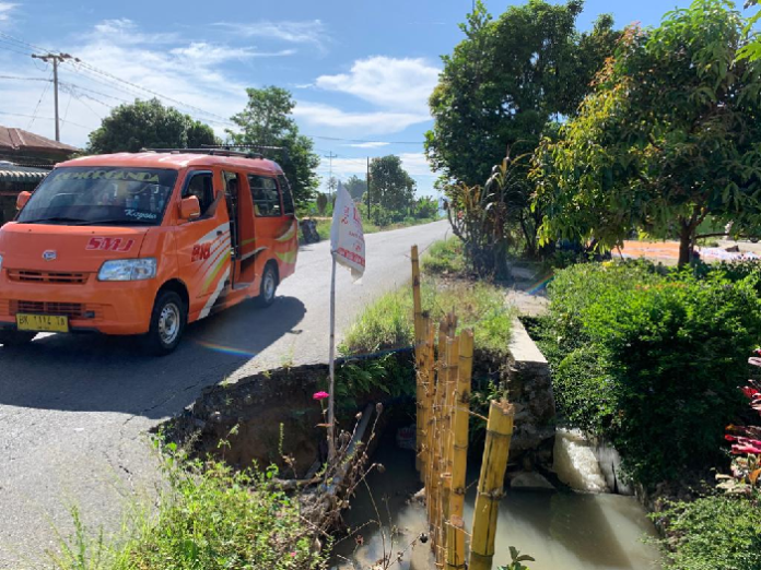 jalan_amblas_di_sidamanik_tak_kunjung_diperbaiki_pemerintah