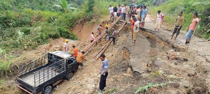 jalan_amblas_di_simarpinggan_tapteng_mobil_pickup_jatuh_ke_jurang