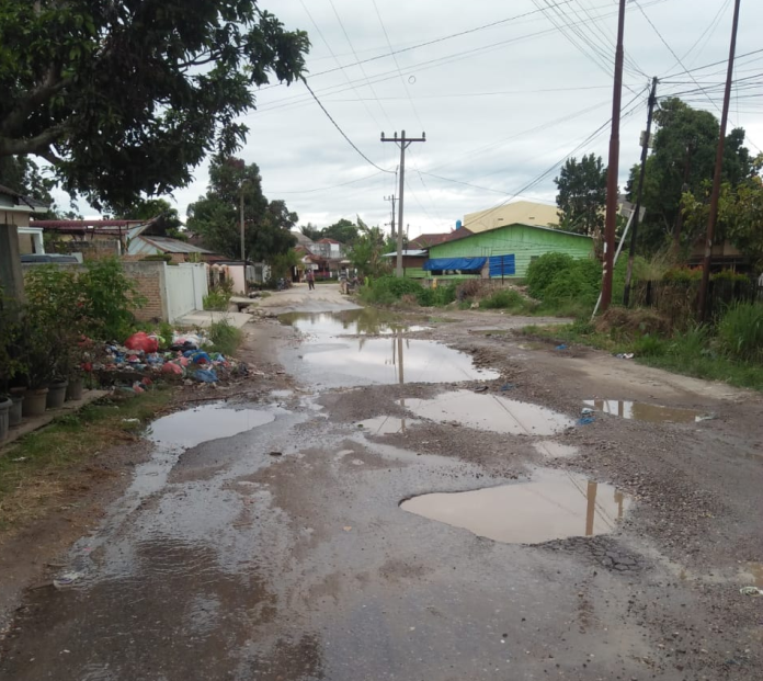 jalan_balige_3_dan_pardede_onan_butuh_perbaikan_pemkab_toba