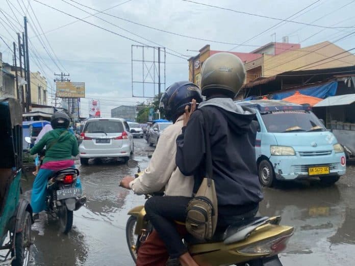 jalan_banyak_berlubang_masyarakat_minta_pemerintah_segera_memperbaiki