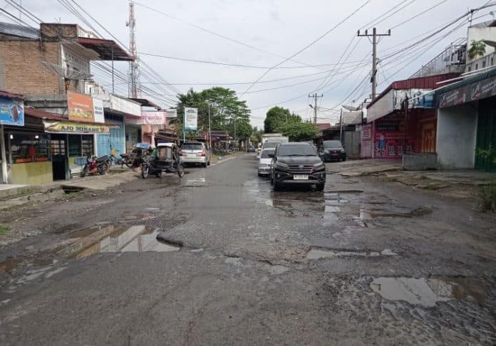 jalan_berlubang_di_siantar_utara_semakin_parah