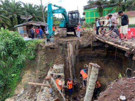 jalan_besar_saribudolok_amblas_di_panombean_panei_bakal_ditimbun