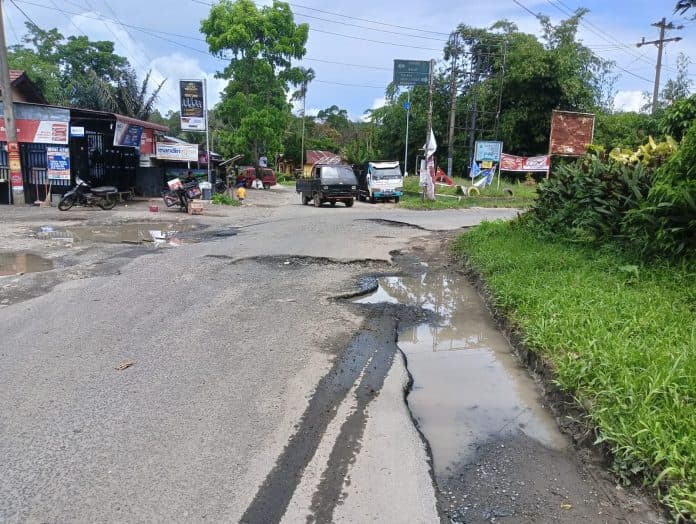 jalan_besar_tiga_urung_gorbus_sidamanik_butuh_perbaikan
