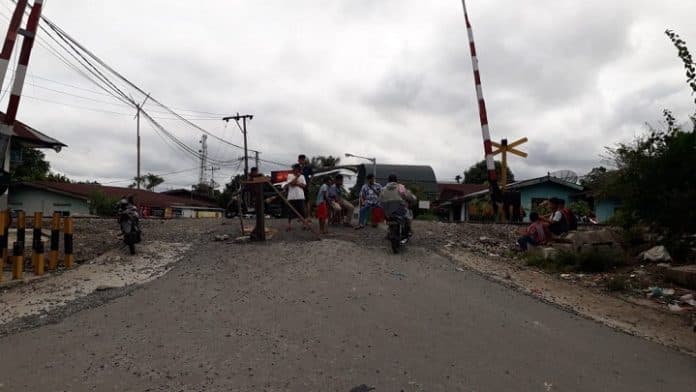 jalan_bombongan_raya_di_siantar_diblokir_warga_gak_bisa_lewat_banjir