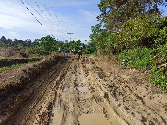 jalan_desa_bah_birong_ulu_simalungun_rusak_parah_penuh_lumpur