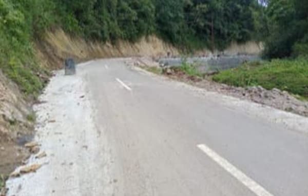 jalan_desa_kuta_gerat_di_kabupaten_karo_diaspal_hotmix_internet_belum_ada